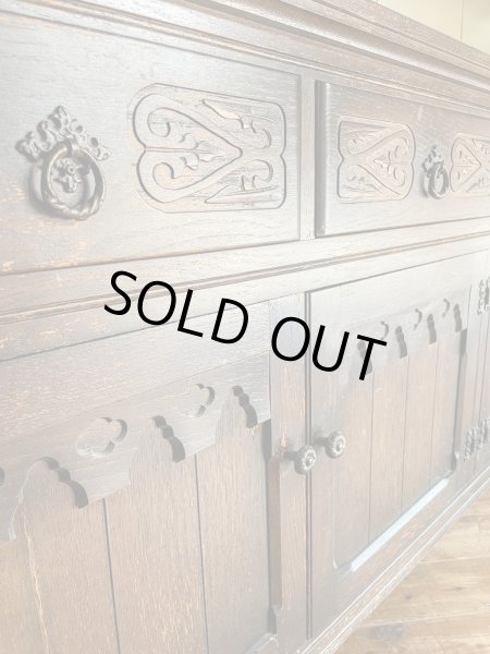 彫刻や立体的な装飾が豪華なアンティークカウンター