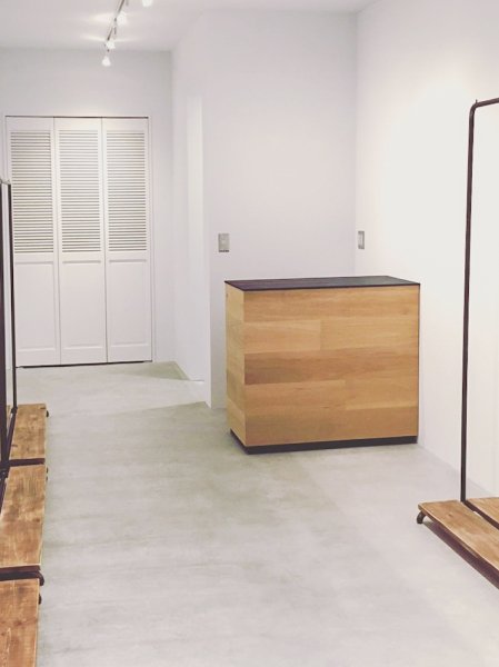 アパレルショップに納品したオークカウンター