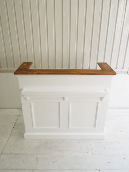 お客さま側には荷物置や商品陳列に使えるシェルフ付き