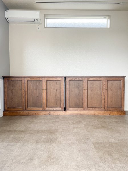 W1400(扉3枚)のキャビネットを2台並べて、総幅2800mmのキャビネット