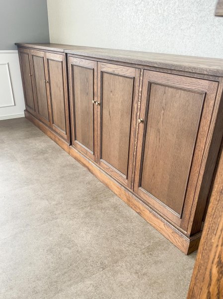 こちらはお花屋さんの収納に製作したホワイトオーク材のキャビネット