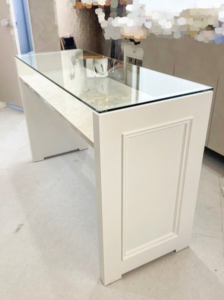 横幅1200の幅広ネイルテーブルで、8mm厚の強化ガラス天板