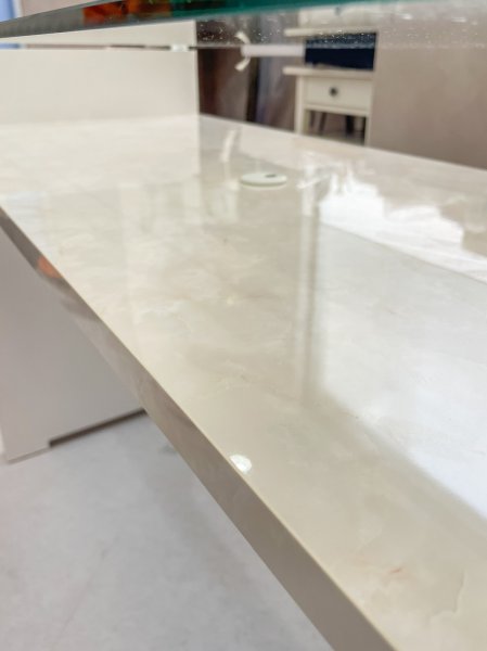 ガラスから覗く棚は大理石メラミン