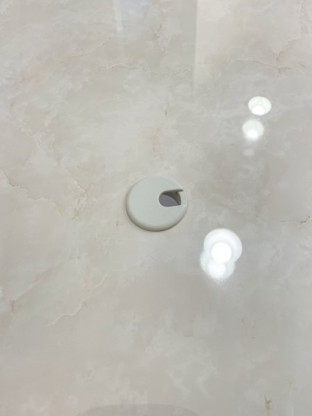 棚の中央にコンセント穴を設置。