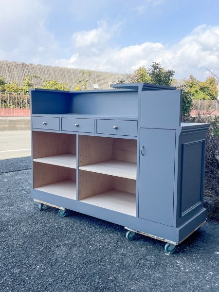 内側には多才な収納を備えた店舗向けレジカウンターです。