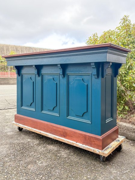 アンティーク調デザインの収納兼カウンターテーブルです。