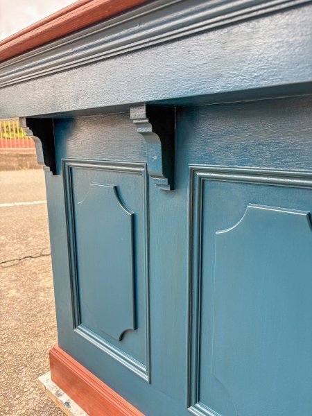 モールディングや立体的な装飾を施したアンティーク調カウンターです。