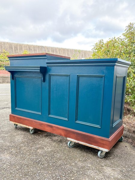 冷蔵ショーケースをかわいく収納するレジカウンター