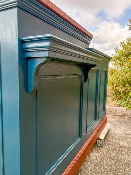 モールディング装飾を使ったアンティークデザインのレジカウンター