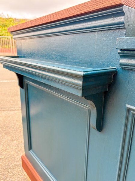 正面には荷物置きやディスプレイとして使えるシェルフ付き。