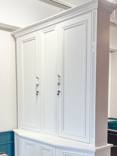 正面は特注アイボリー色(日塗工指定)