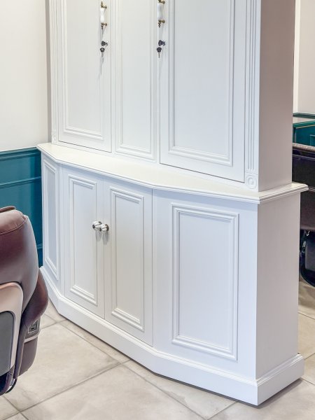 下段は台形のキャビネット収納