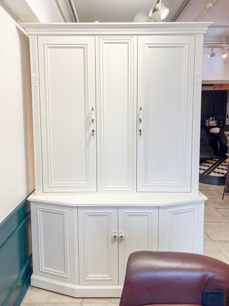 アンティーク調デザインの両面キャビネット、こちらの面はコートハンガーになっています。