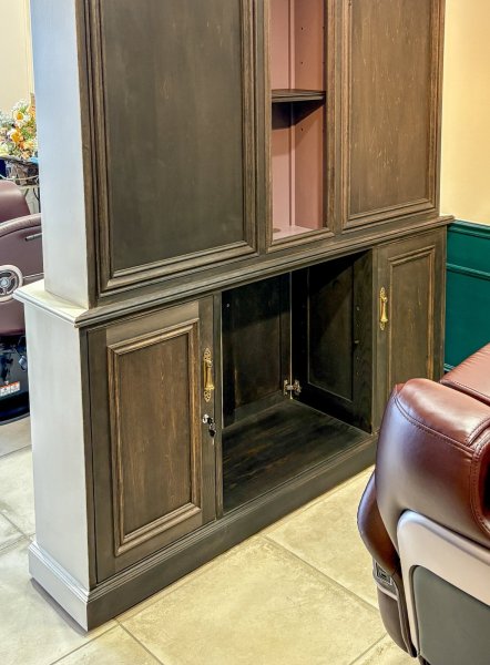 下段は表面斜面部分を扉収納として活用