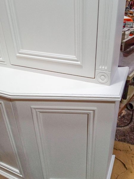 様々な形のモールディング装飾を使ったアンティーク調デザイン