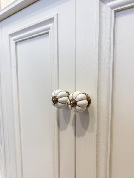 下段キャビネットもかわいい陶器の取っ手