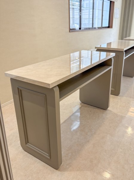 足が丸くデザインしたかわいいネイルテーブル