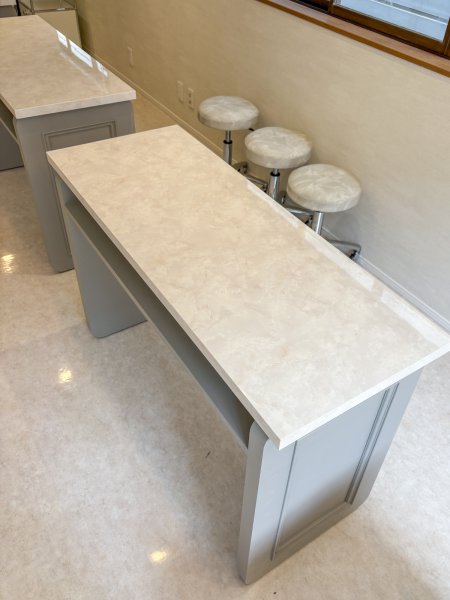 大理石柄メラミンの天板はアセトン耐性があります。