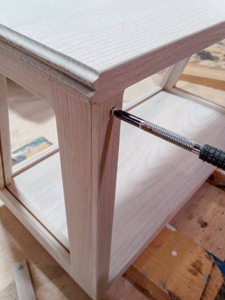 簡単なドライバー組み立て式です。