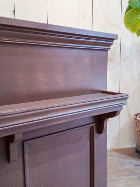 正面にはお客様の荷物置きやPOPディスプレイに使える棚付き。