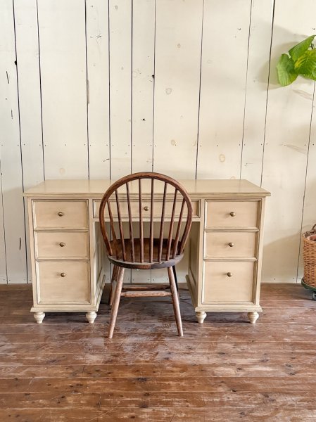 左右両方に引き出し収納が付いたプレジデントデスク