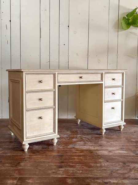 書斎机や社長室の机におすすめです。