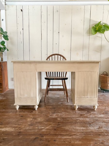 背面はシンプルですが、部分的に羽目板を使って化粧