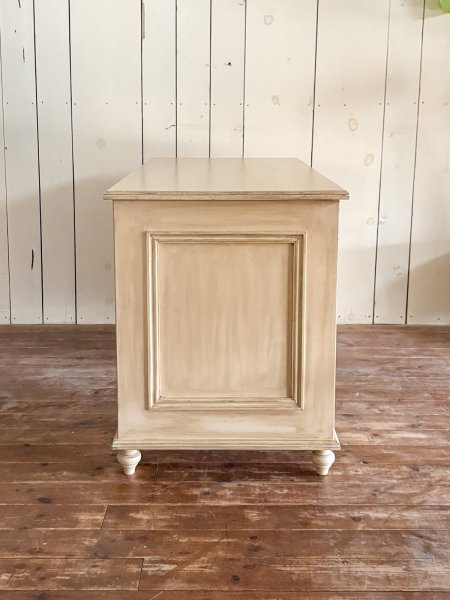 側面もモールディングで豪華に化粧