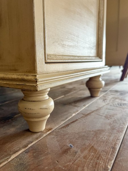 ろくろ足を使ったクラシックアンティーク調家具