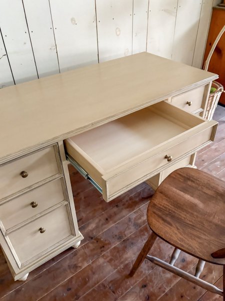 てもとには浅く幅広の引出し