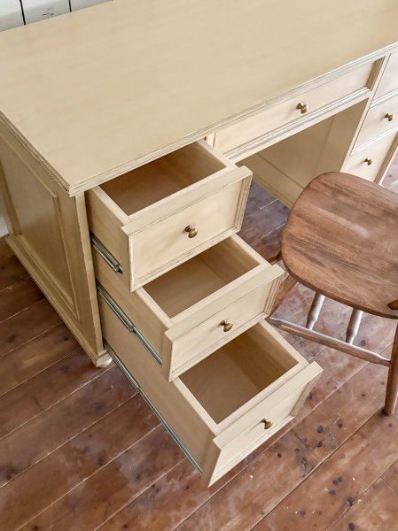 引出しをたくさん装備した収納力のある書斎机