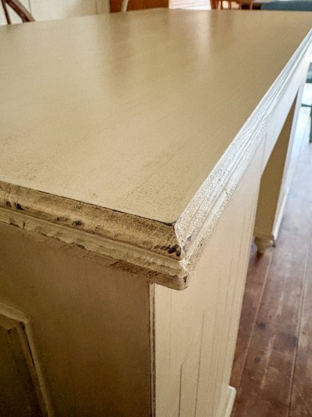 届いた時からアンティーク家具のような落ち着いた雰囲気を楽しめます。