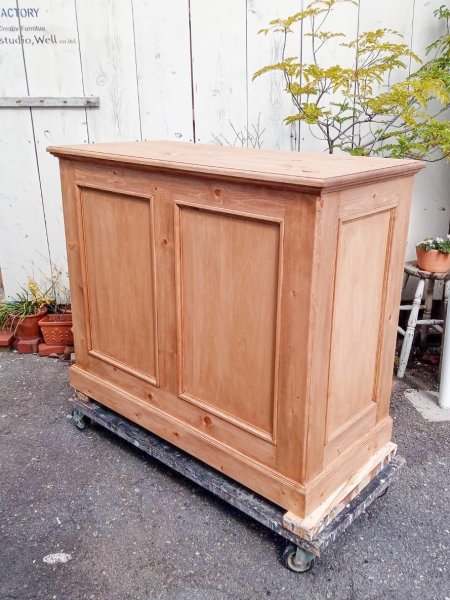 天然木のウッドカウンターは優しい雰囲気