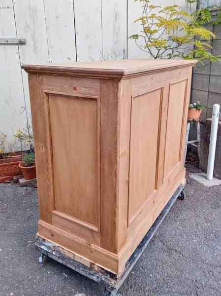 オールドパイン古材を使った家具をイメージしました。