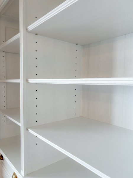 上段は可動棚のオープンシェルフ、ディスプレイや本棚に