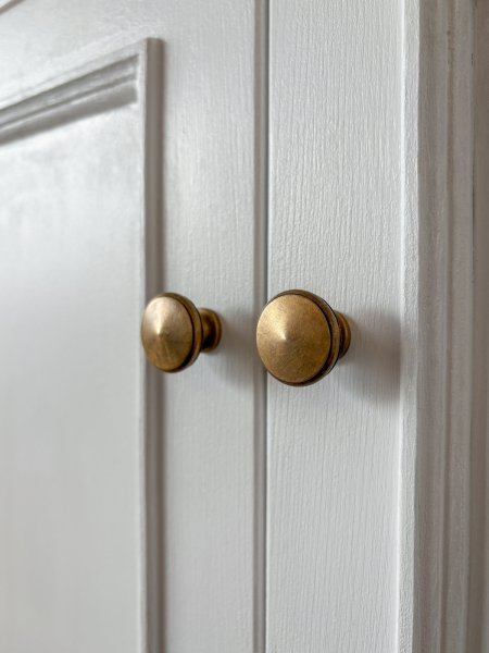 100種類以上のかわいい真鍮取っ手を選べます。