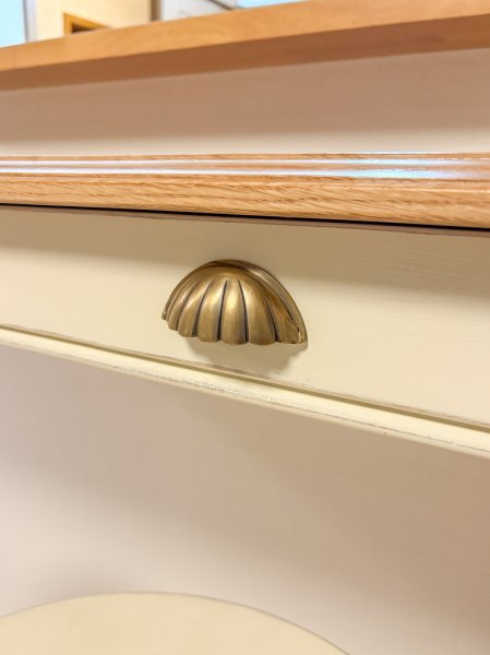 引出しの取っ手は100種類以上の真鍮金物から選べます。