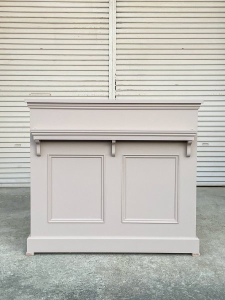 ピンクベージュ色のレジカウンター