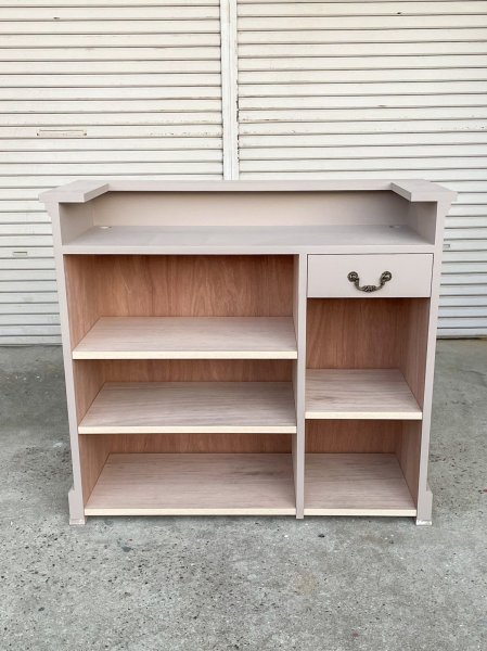 内側の収納を自由に選べるオーダーメイドのレジカウンターです。