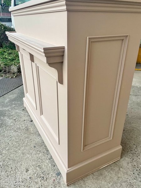 モールディングで装飾したアンティークデザイン、正面に荷物棚が付属