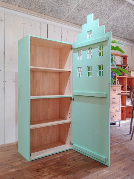 真ん中に固定棚、上下に可動棚