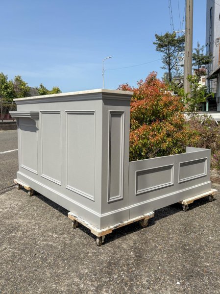 レジカウンターとショーケースを装飾するカバーのセットです。