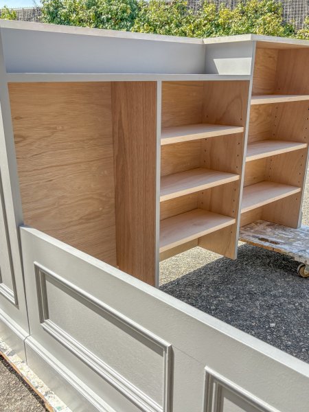 内側の収納、引出し、扉など様々カスタマイズできます。