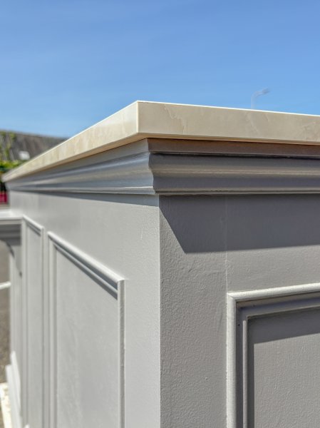 モールディングで装飾したアンティーク調デザインのレジ台