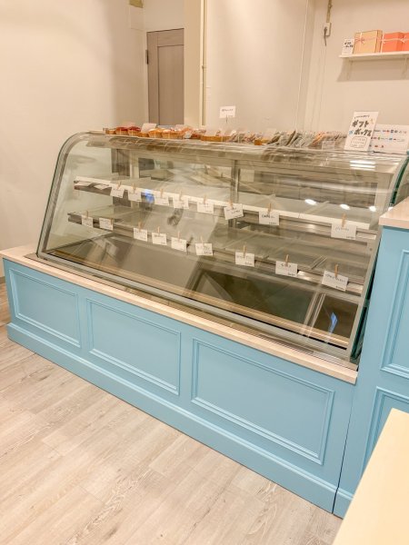 W1800mmの大きな冷蔵ショーケースを隠す少食カバー