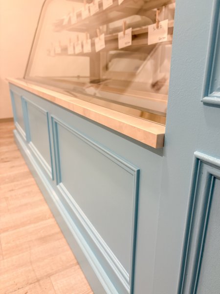 カウンターカバーとレジ台は別々に納品します。