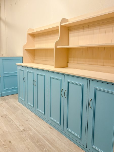 モールディングやカーブのあるアンティークデザインの店舗什器