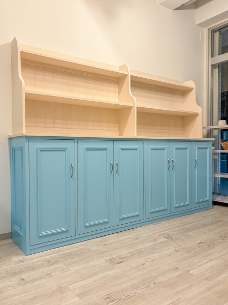 下段は収納キャビネット、上段はオープンシェルフです。