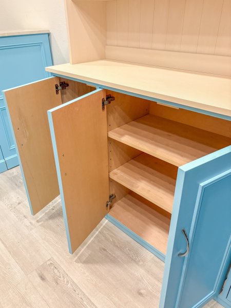 下段キャビネットの中には可動棚、在庫や備品収納に