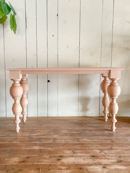 写真はW1200、D460、H700mmのろくろ足テーブル　